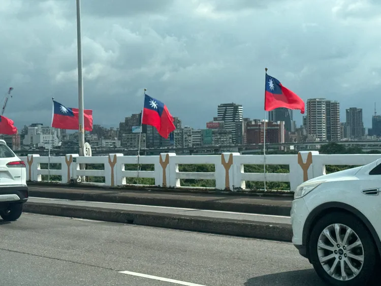 蔣萬安說國旗會因應颱風情況，必要時請廠商拆除。壹蘋新聞網攝
