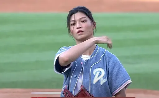 吳詩儀開球當「一日小龍女」 霸氣喊話:整隊來店裡吃麵沒問題!