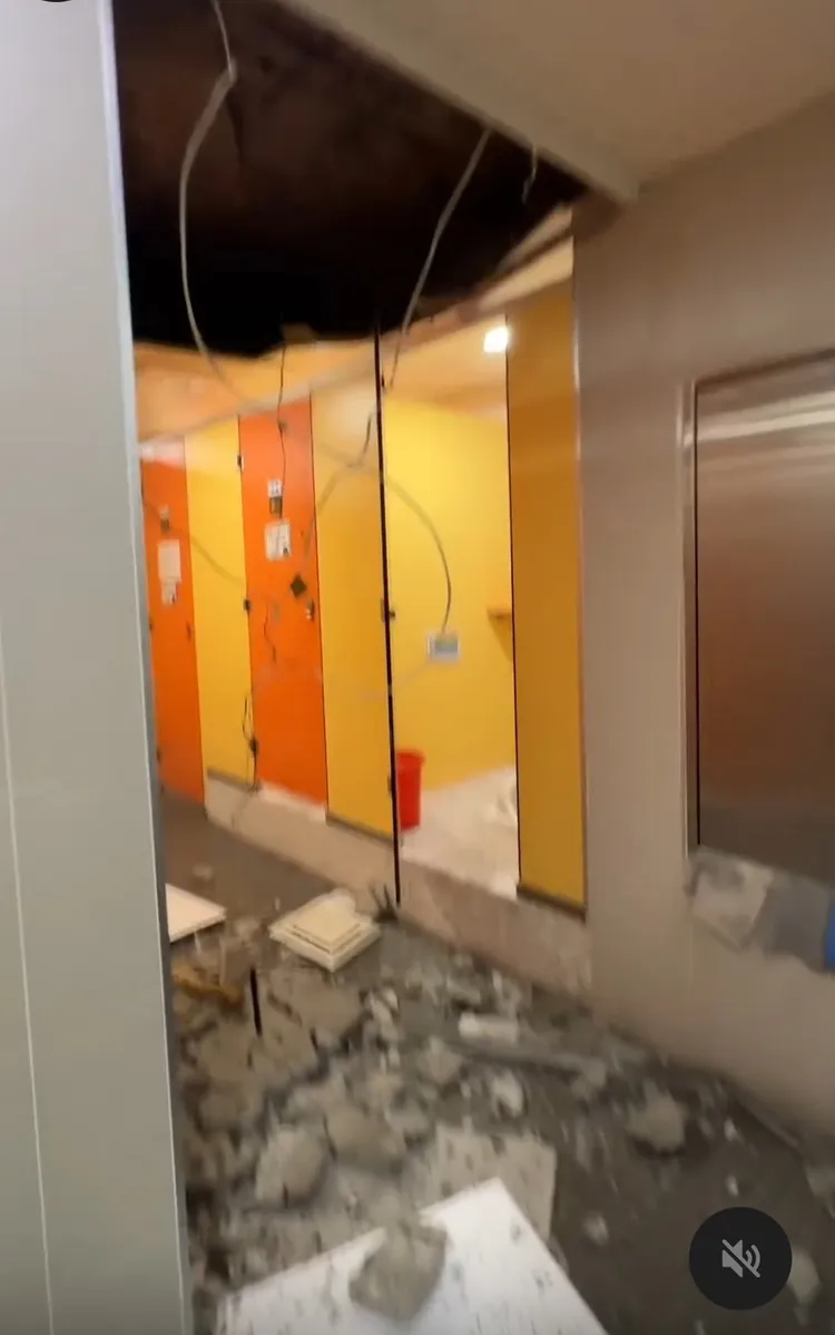 淡江大學六樓女廁所慘狀。翻攝自IG