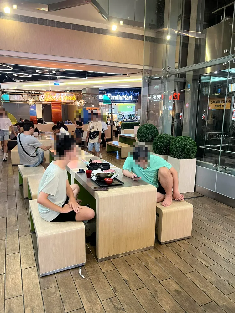 有民眾在汐止遠雄美食街用餐時被目擊一邊抖腳、一邊用手摳。翻攝《汐止集團》臉書