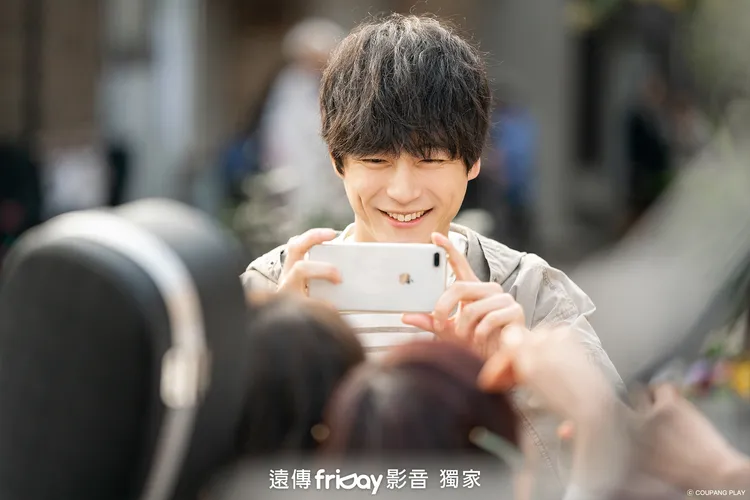 坂口健太郎劇中夢想成為作家。friDay影音提供