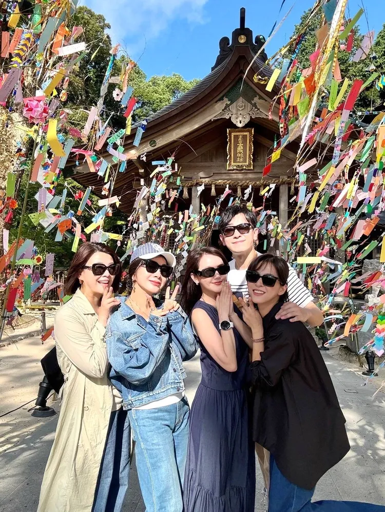 方馨（左起）、陳美鳳、簡沛恩、陳謙文、蘇晏霈一同前往福岡旅行。簡沛恩提供