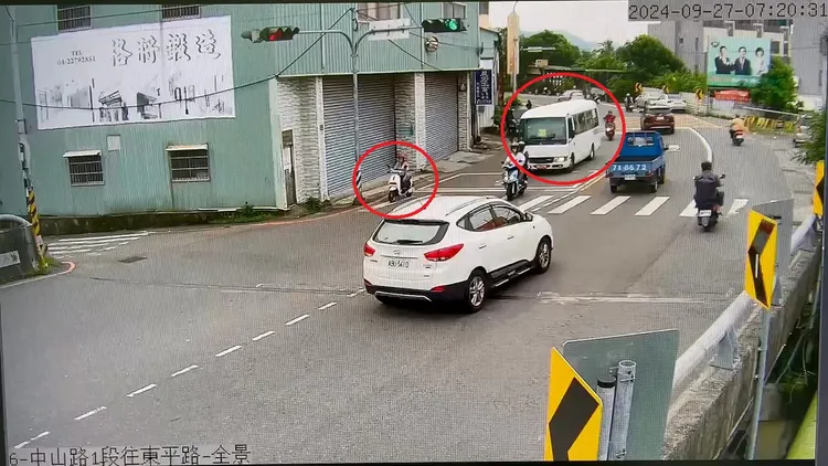 校車原本行駛內側車道，電動二輪車在外側機慢車道，但通過路口時校車突然轉進外側撞上二輪車。民眾提供