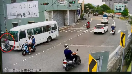 撞擊瞬間畫面曝光!台中校車撞死女騎士 疑因超車釀禍