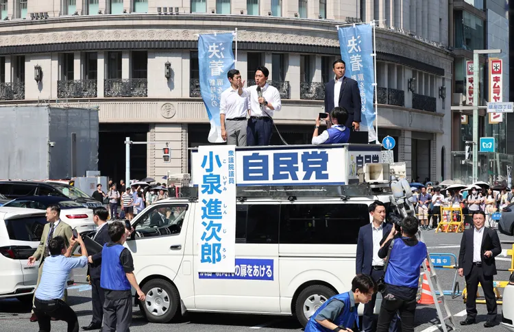 小泉進次郎被亂問問題，回答出來的答案卻讓人稱讚，甚至沒有把對方趕出會場。美聯社