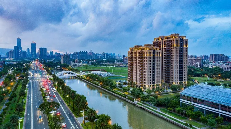 鹽埕區受到亞灣區、駁二藝術特區、高雄流行音樂中心、捷運建設等發展帶來需求，預售與中古屋價差大。資料照