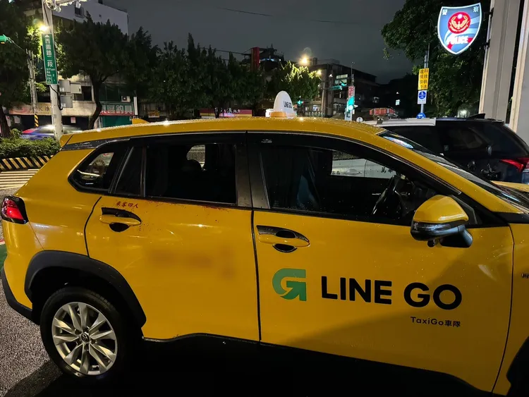 小黃運將上工看到愛車車窗被敲破又損失現金，立刻報警。翻攝畫面