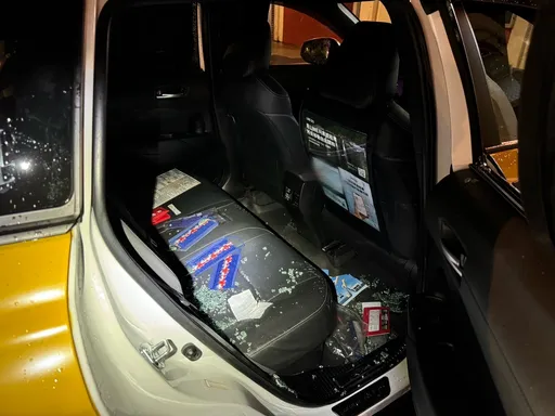 小黃運將深夜牽車上工哭哭了! 車窗破大洞、血汗錢全被偷