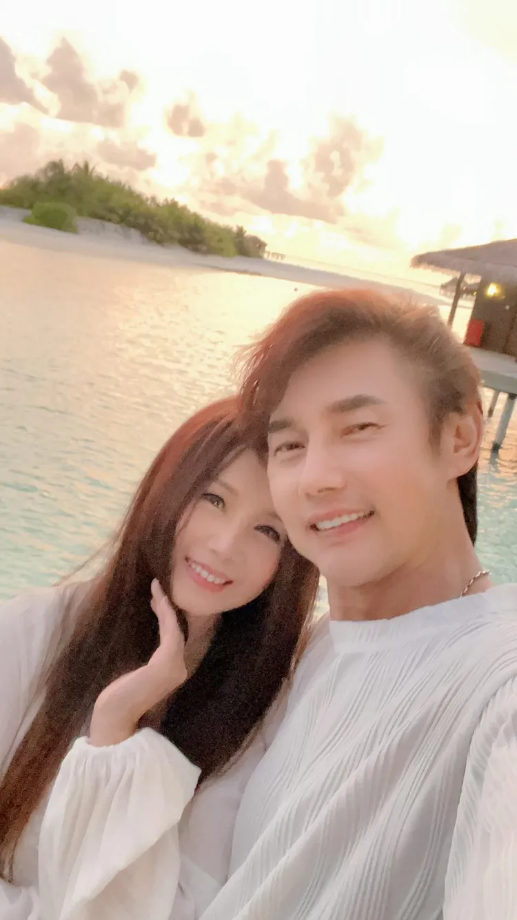 包偉銘（右）給劉依純承諾，盼感情長長久久，兩人在國外留下美照紀念。翰森娛樂提供