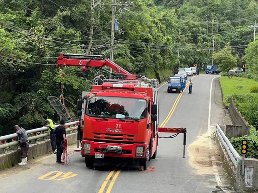 嘉義紅牌重機墜橋!衝落10米溪谷 23歲騎士奇蹟輕傷