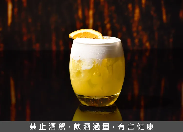 配合日月潭花火節，涵碧樓大酒吧也推出季節限定調飲，甘甜與奶香逐層綻放的奶蓋桂柳橙。業者提供