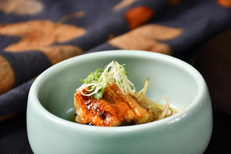 配合秋收盛宴九重花間日本餐廳主廚也推出「鰻魚柳川鍋」做為因應時節料理，鰻魚除了可以對抗酷暑也能暖身對抗寒冬的元氣。業者提供