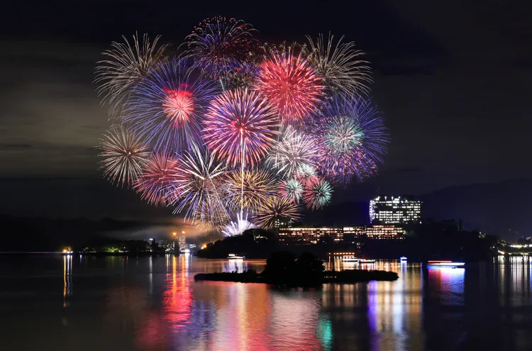 每年的日月潭花火節展現出其最耀眼的魅力，花火將日月潭的湖面映照得如夢似幻。業者提供