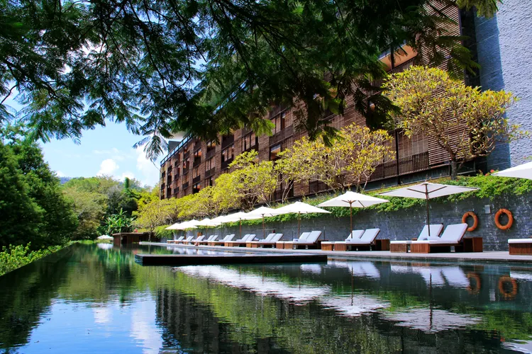 涵碧樓的無邊際泳池，池面如鏡與遠山的秋色相融，在秋意中更顯得恬靜迷人。業者提供