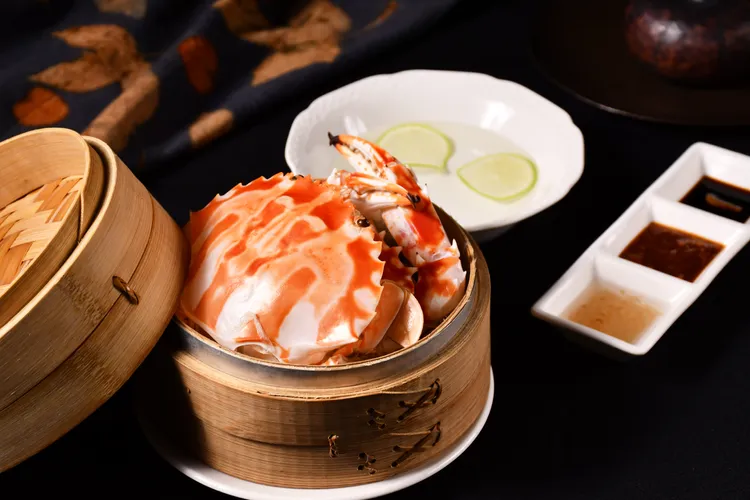 秋天正是饕客們品蟹最好的時機，湖光軒中餐廳主廚端出「圓籠清蒸活秋蟹」，飽滿蟹黃膏腴豐美，讓人唇齒留香。業者提供