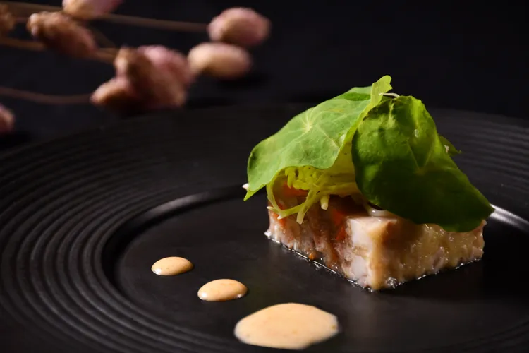 東方餐廳主廚推出「歐陸經典陶罐豬肉凍」，佐以客家桔醬及檳榔心，將豐收的意涵完全置於菜中。業者提供