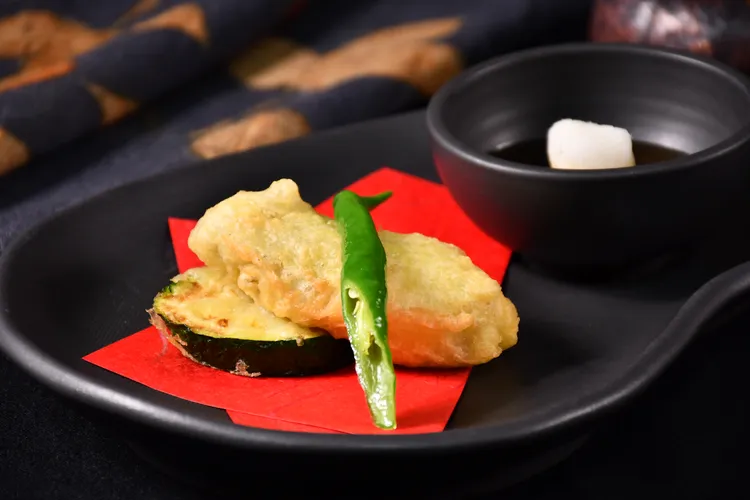 具有高蛋白、低脂肪的牡蠣有著「海中的牛奶」美稱，多樣的維生素與鋅，日本廣島的牡蠣碩大肥美，主廚特製成天婦羅，豐富層次的口感兼具香脆與柔滑的雙重享受。業者提供