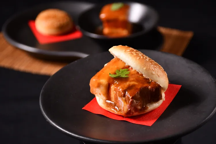 「埔里紹興東坡肉」更是前來涵碧樓的必吃的經典，小火慢燉入味的三層肉帶著埔里陳年紹興的香氣、肥而不膩味道醇厚入口即化的口感，夾著芝麻餅愈嚼愈香。業者提供