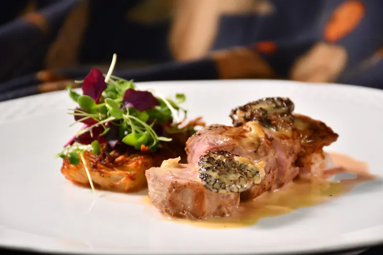 東方餐廳主廚將肉質細嫩的小牛背佐以埔里紹興酒羊肚菇醬汁，再搭配皇家洋芋，帶有濃郁的牛肉香味的小牛背，肉汁鮮美口感豐富，是不可錯過的秋日美食。業者提供