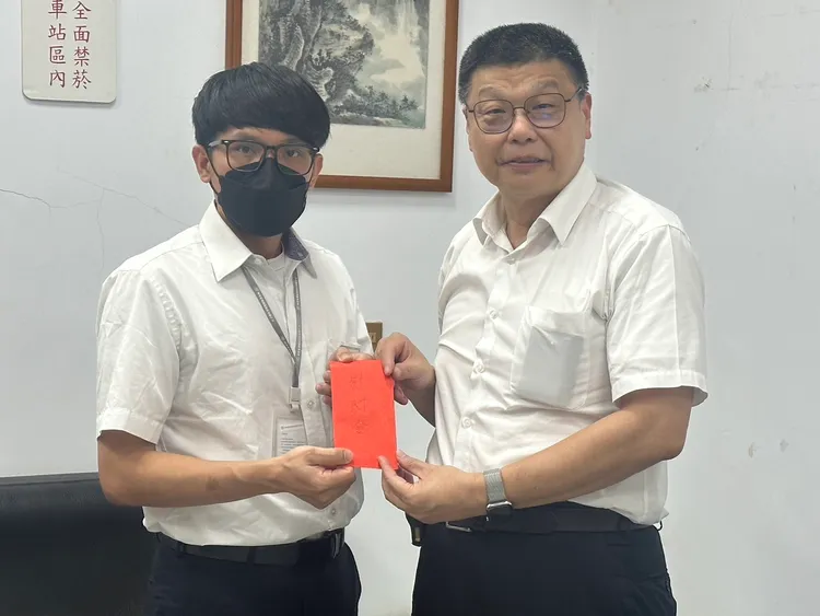 杜微（圖右）發給方姓站務員紅包撫慰遭攻擊。台鐵提供