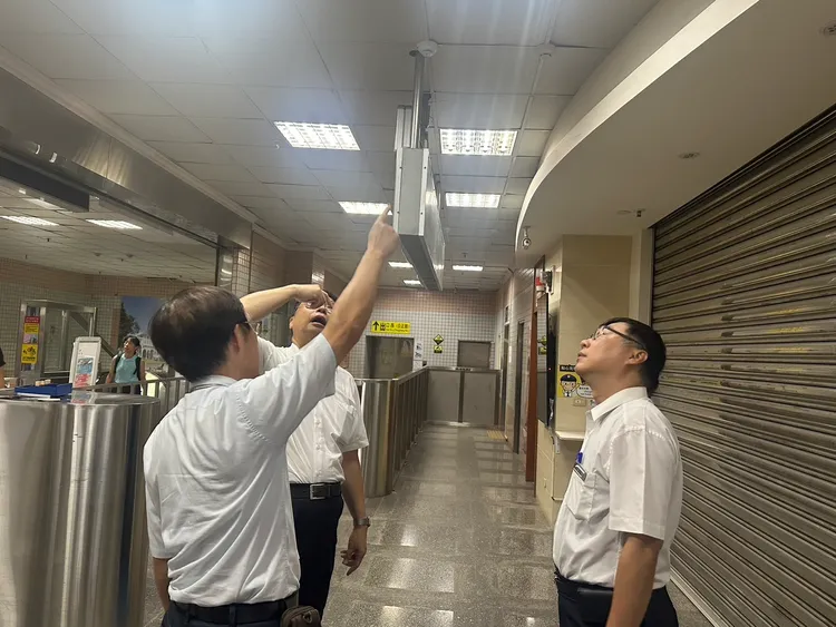 杜微（圖右起1）等人查看羅東站監視系統。台鐵提供