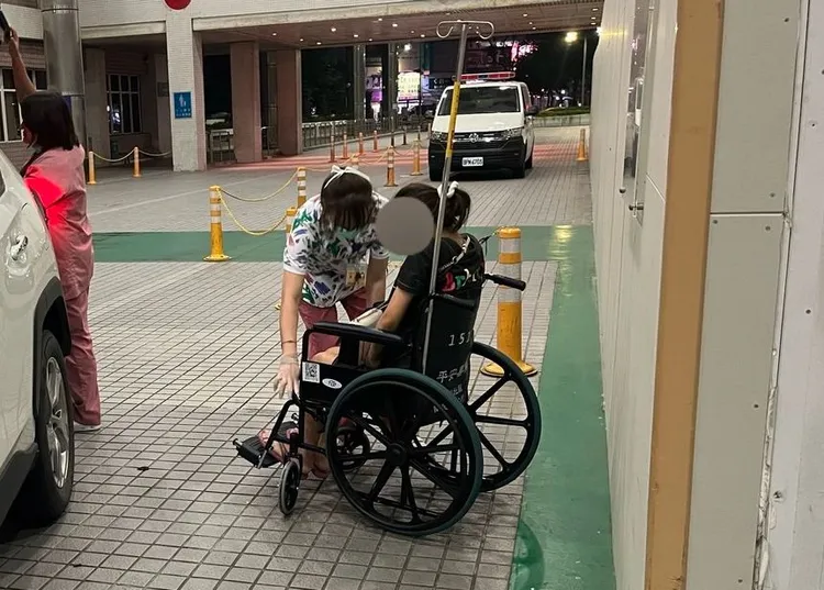 醫院護理人員接手將孕婦送入待產室。龜山警分局提供