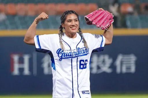 超級E人陳念琴開球喊「我相信富邦可以」 悍將果然贏了!high爆棒球場
