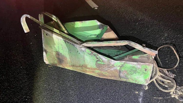 至少有4輛車撞到掉落國道的鐵盒。民眾提供