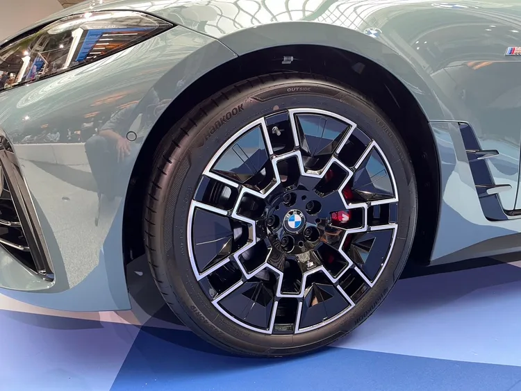 430i M Sport升級了全新設計的雙色切削19吋空氣力學M型輪圈與M 跑車化電子懸吊。林浩昇攝