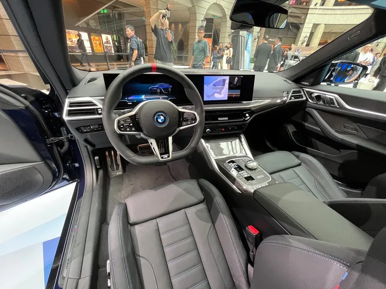 BMW i4 M50 xDrive車艙搭配M碳纖維飾板、M縫線安全帶以及M Nappa真皮平底方向盤。林浩昇攝