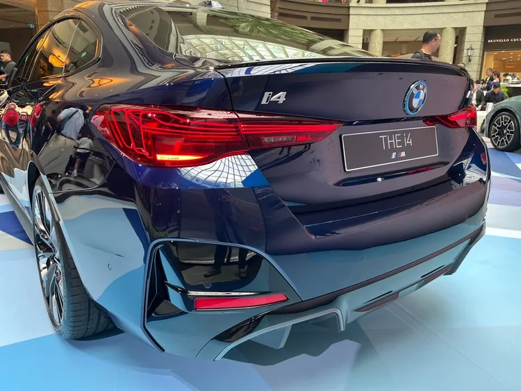 BMW i4 M50 xDrive採用前後軸雙馬達配置，具備544匹最大馬力表現，0到100km/h加速更僅需3.9秒就能完成。林浩昇攝