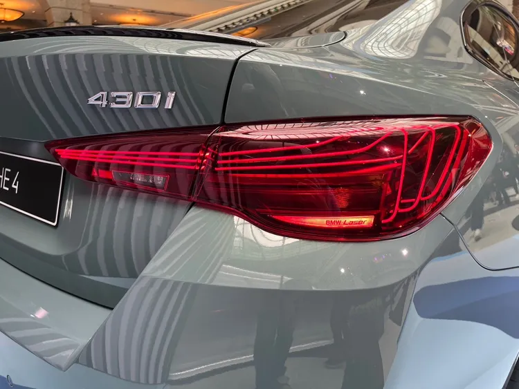 全新BMW雷射尾燈，雷射光線條交織於玻璃外罩中，當雷射光束穿透燈罩，即會創造出絕美的璀璨光影。林浩昇攝