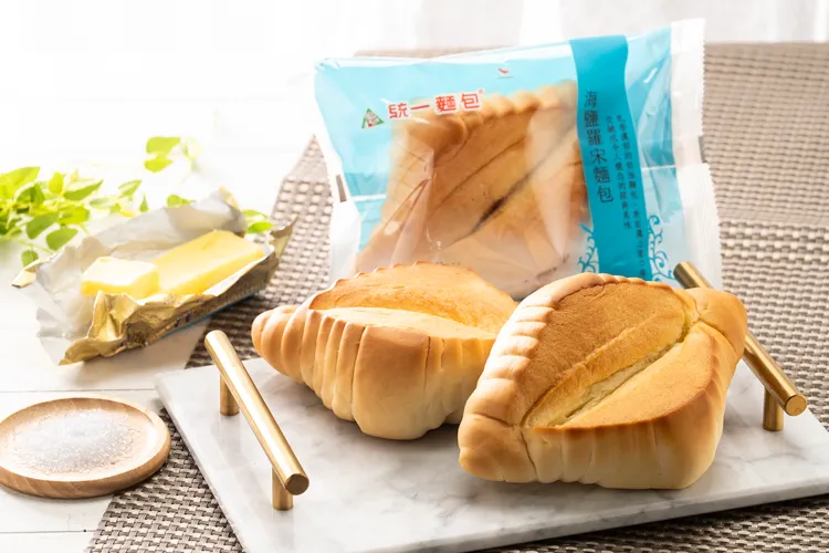 ▲統一麵包海鹽羅宋麵包一打開包裝就有濃濃奶香衝出，搭配鹹香的海鹽點綴，讓人不知不覺吃完一整顆麵包。