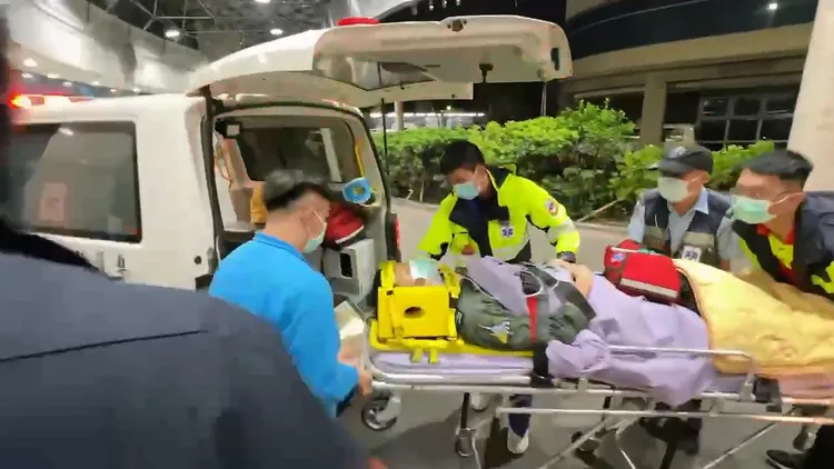 墜海的幻象飛官謝沛勳獲救，今天凌晨送到台中童綜合醫院時意識清楚。民眾提供