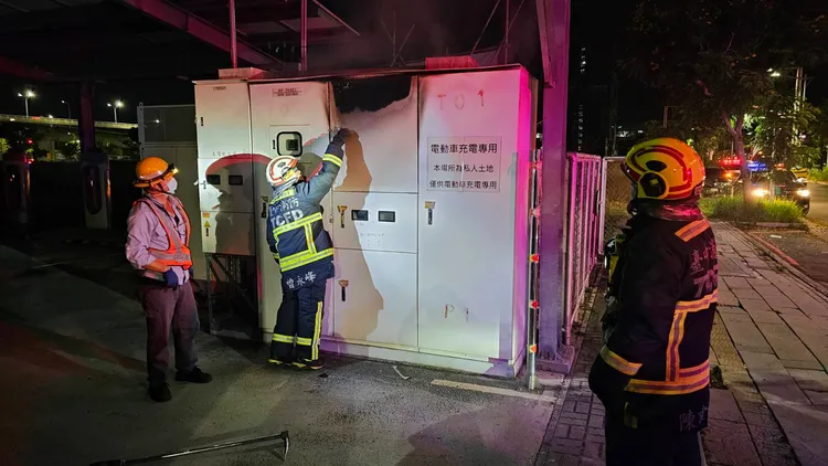 起火原因有待調查。民眾提供