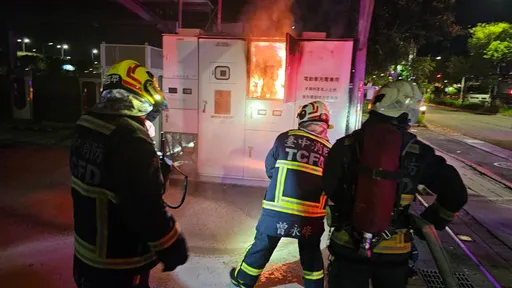 台中特斯拉快充站突起火 燒毀變電箱!車主驚喊:快移車