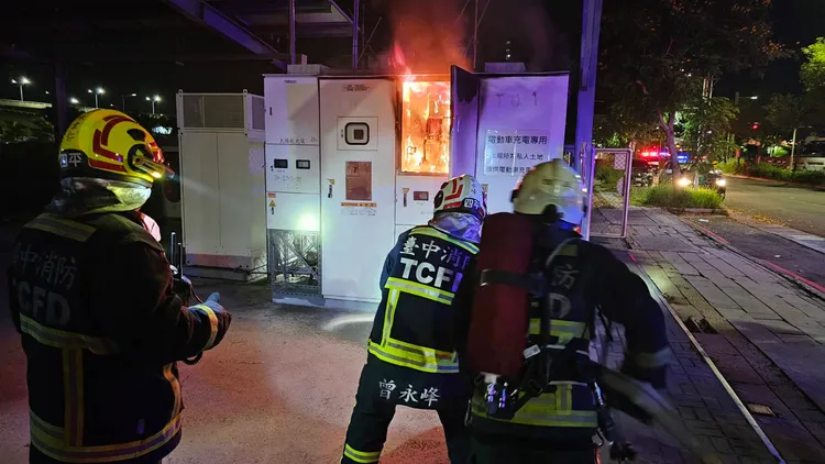 快充電變電箱起火，冒出熊熊火光。民眾提供