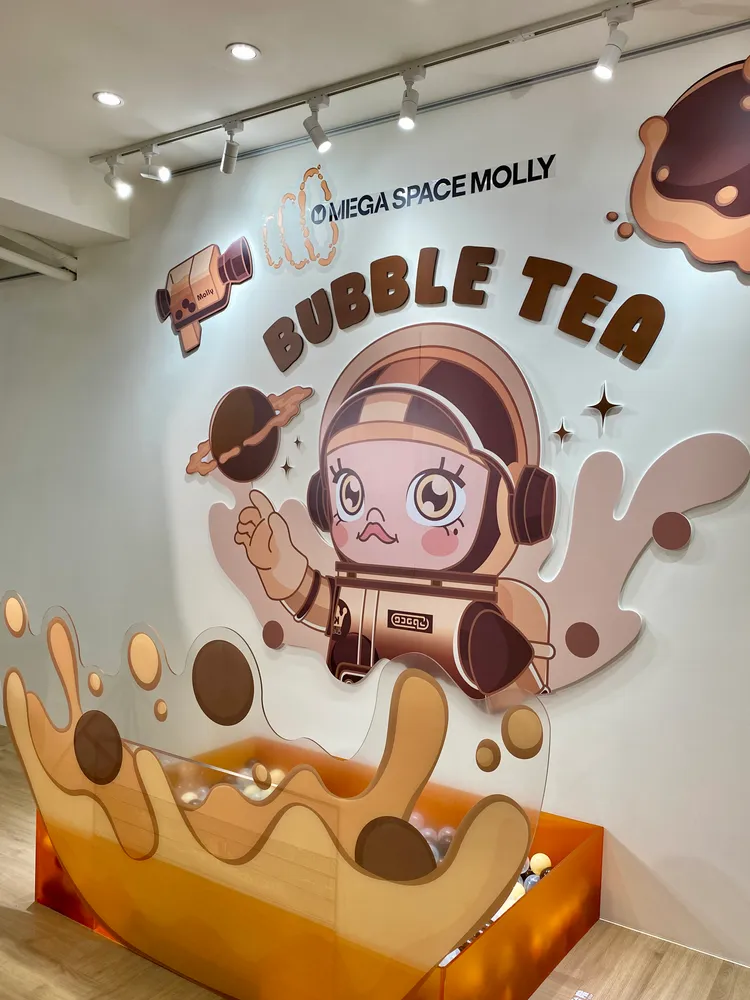 西門町旗艦店4樓規劃限時特展，設有大型珍奶打卡牆等互動裝置。莊偉祺攝
