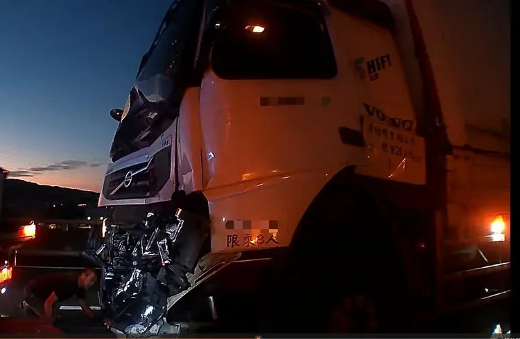 聯結車車頭受損嚴重，駕駛輕傷送醫。民眾提供