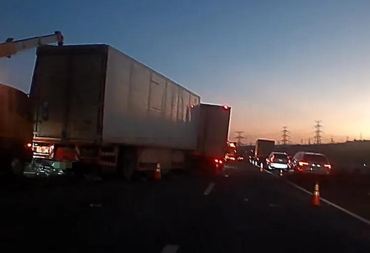 這起事故一度造成國3和美段路南北向所有車道封閉，僅外側路肩可通行。民眾提供