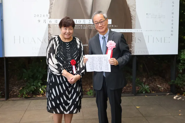 日本眾議院議員盛山正仁特別請其夫人轉交祝賀信予文化部長李遠（右）。文化部提供