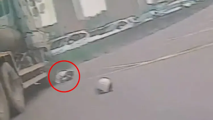 女騎士被右轉預拌車輾壓。翻攝自「爆料公社二社」