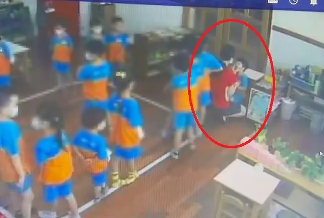 廖姓女老師左手用力掐住男童兩側臉頰，過程相當粗暴。江和樹提供