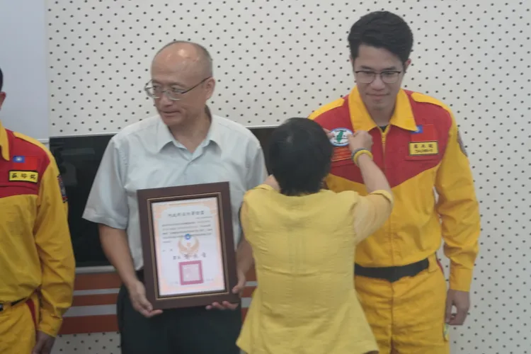 劉世芳頒發國家搜救能力分級認證與標章給各縣市特搜人員。江孟謙攝