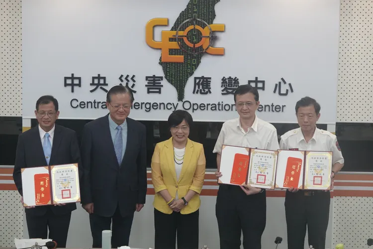 劉世芳頒發國家搜救能力分級認證通過證書給各縣市消防局。江孟謙攝