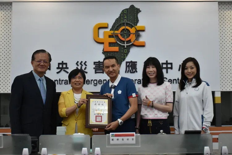 愛爾麗醫療集團頒贈0403花蓮強震救災獎勵金，由特種搜救隊代表接受，並由劉世芳回贈感謝狀。消防署提供