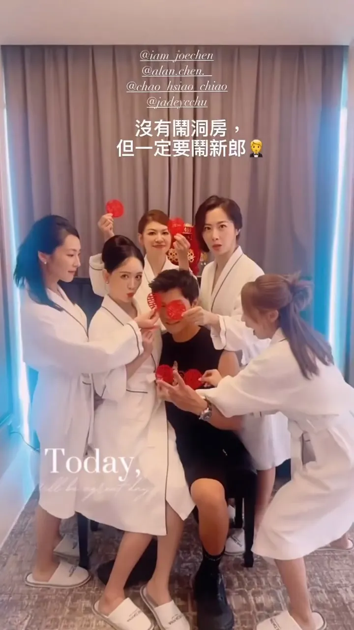 新娘和伴娘一起鬧新郎。翻攝陳喬恩IG