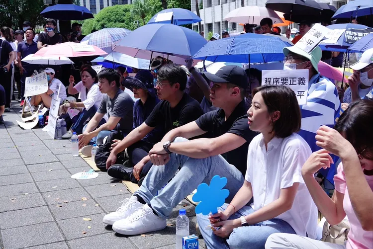 黃國昌沒帶帽子，直接在烈日下靜坐。莊宗達攝