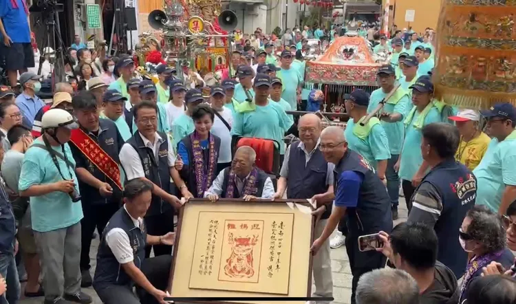 祀典大天后宮敬獻書法家李國殿書寫的「迎媽祖」墨寶匾額，作為壓轎禮。莊曜聰攝