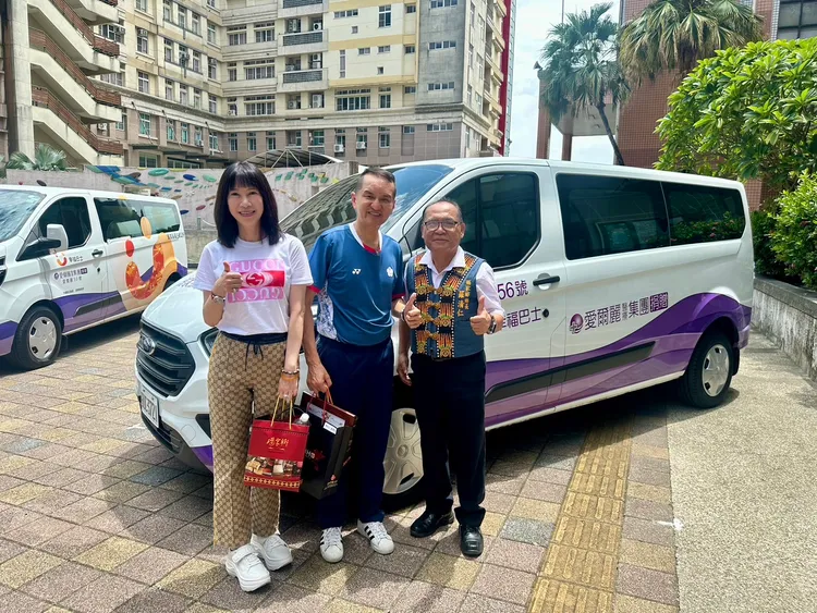 劉貞華（左起）、常如山連袂到屏東行善